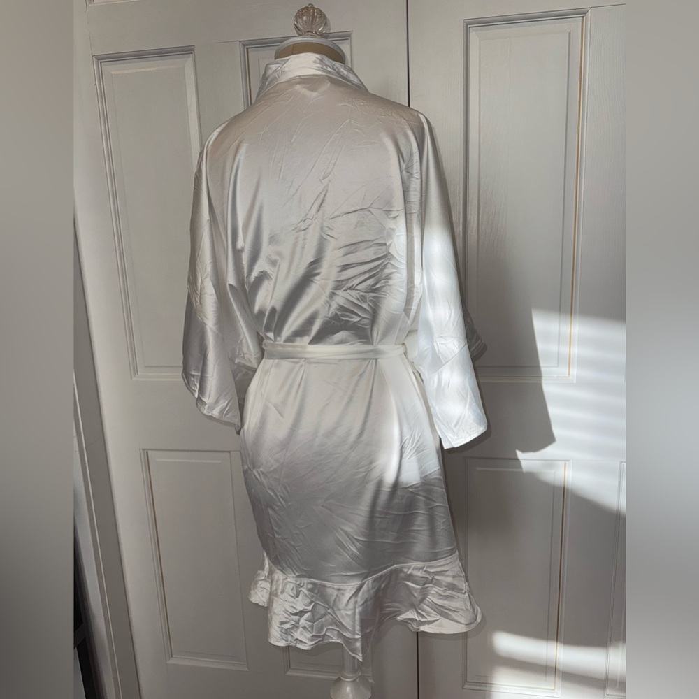 Elegant White Satin Robe - Picture 4 of 4